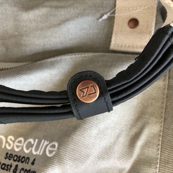 NWT Insecure x HBO Cutter & Buck Two Toned Lt. Grey and Black Weekend Duffel Bag - Picture 7 of 8